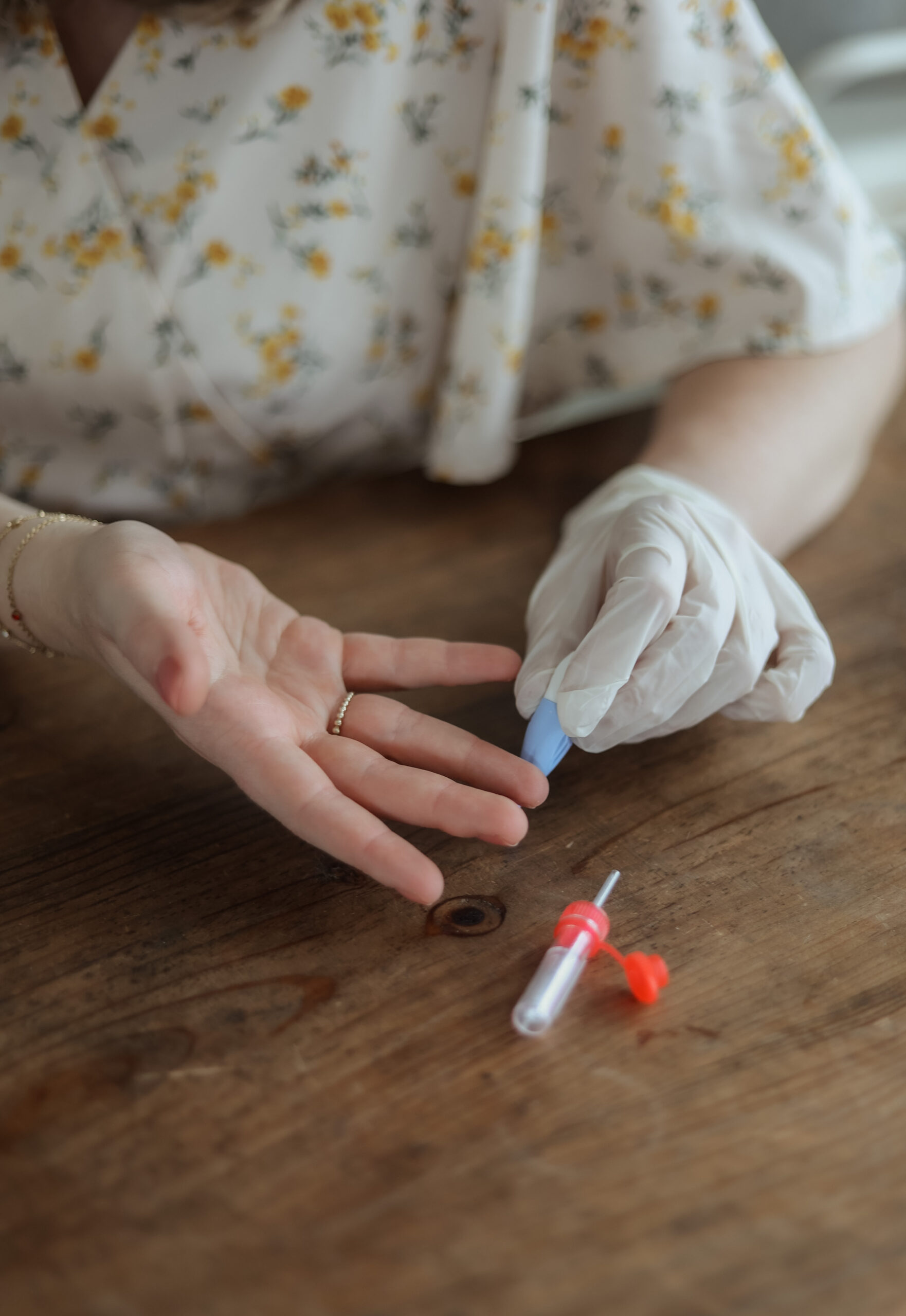 Afnemen van bloed voor de EMB test via kleine vingerprik