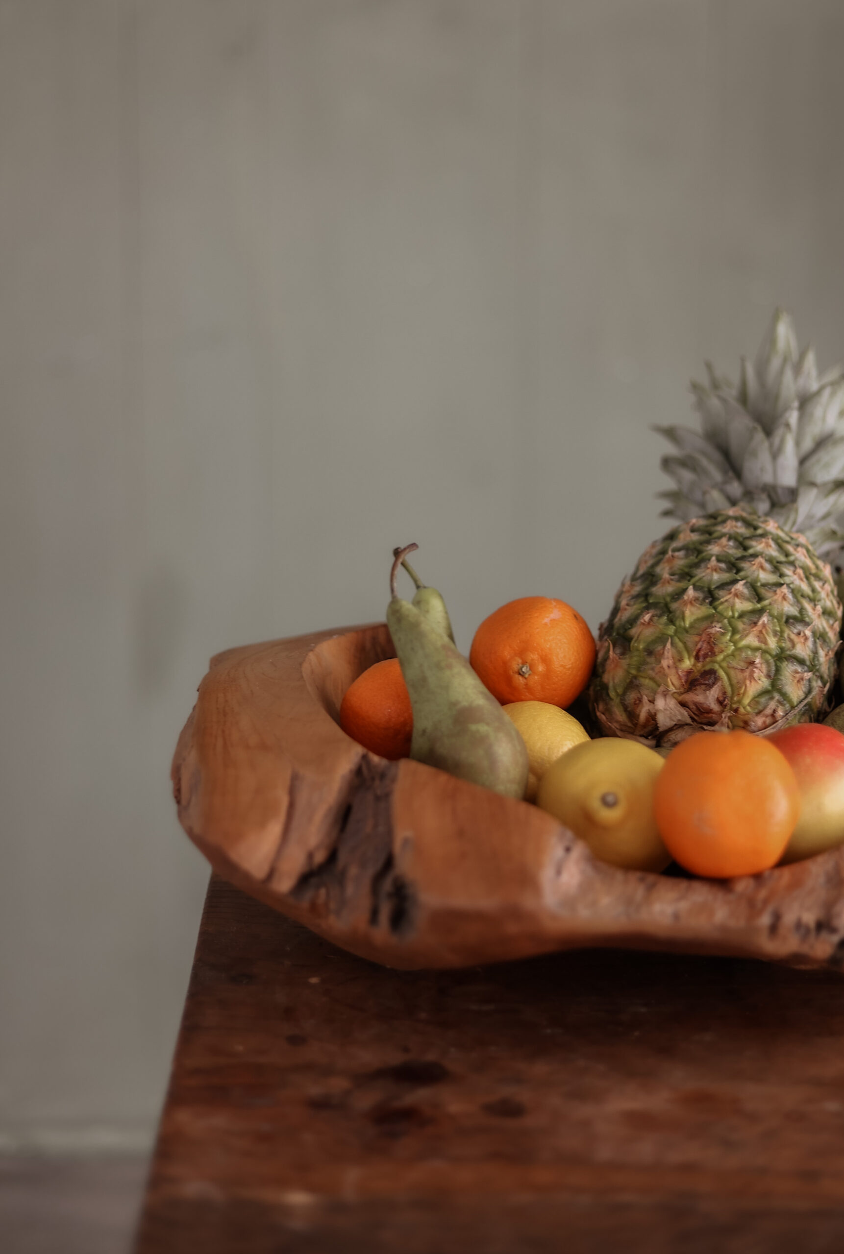fruitschaal met ananas, banaan, sinaasappel, peer. Onbewerkt eten is de basis van een gezonde leefstijl
