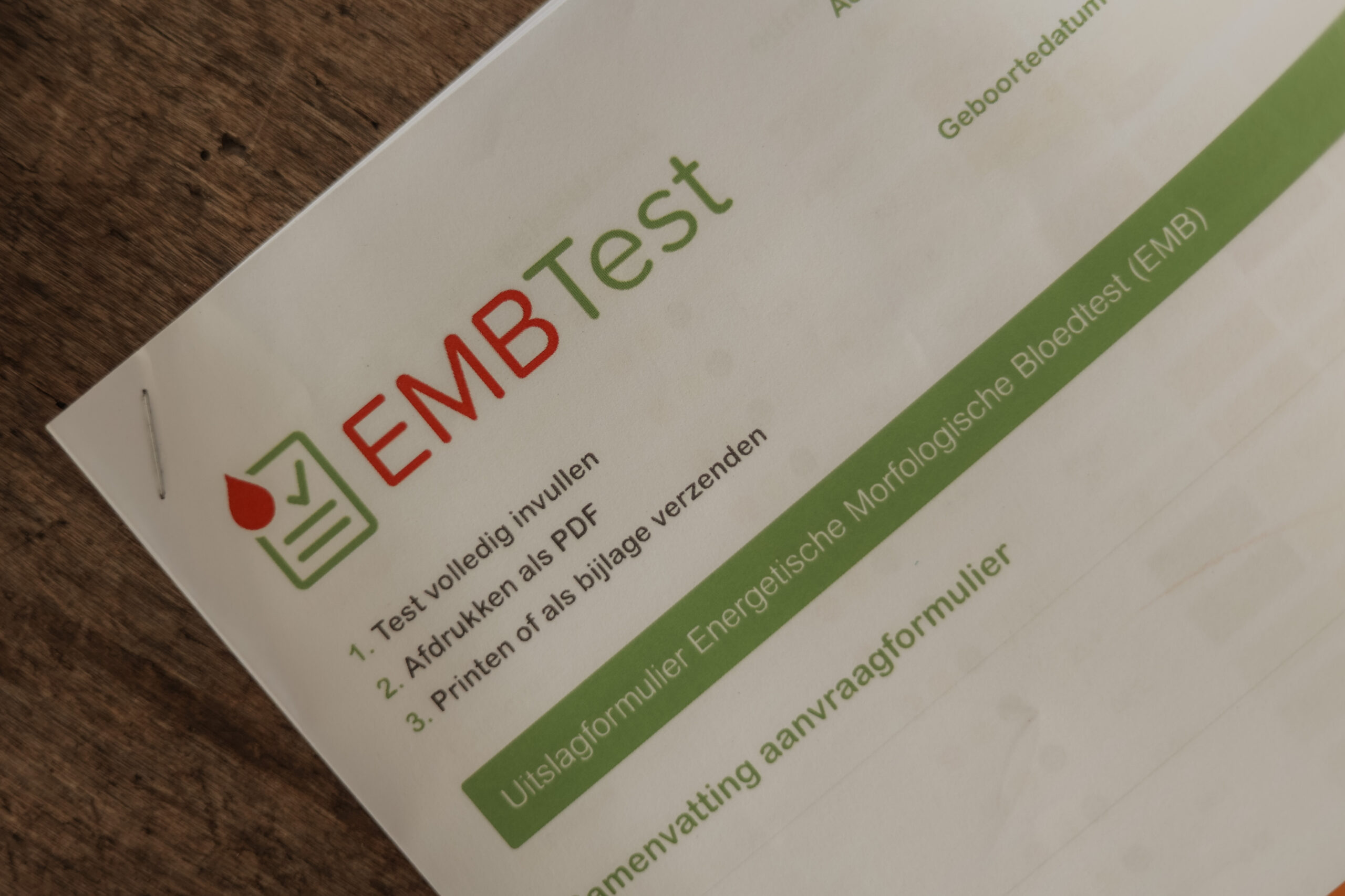 EMB test formulier, hier staat de uitslag in. Door een kleine vingerprik kan op meer dan 50 parameters gemeten worden, zoals vitamine, mineralen, hormonen, stress, burn-out, schildklier, voedingsintoleranties.